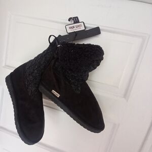 Nwt. Authentic  MUK LUKS. black Size 11